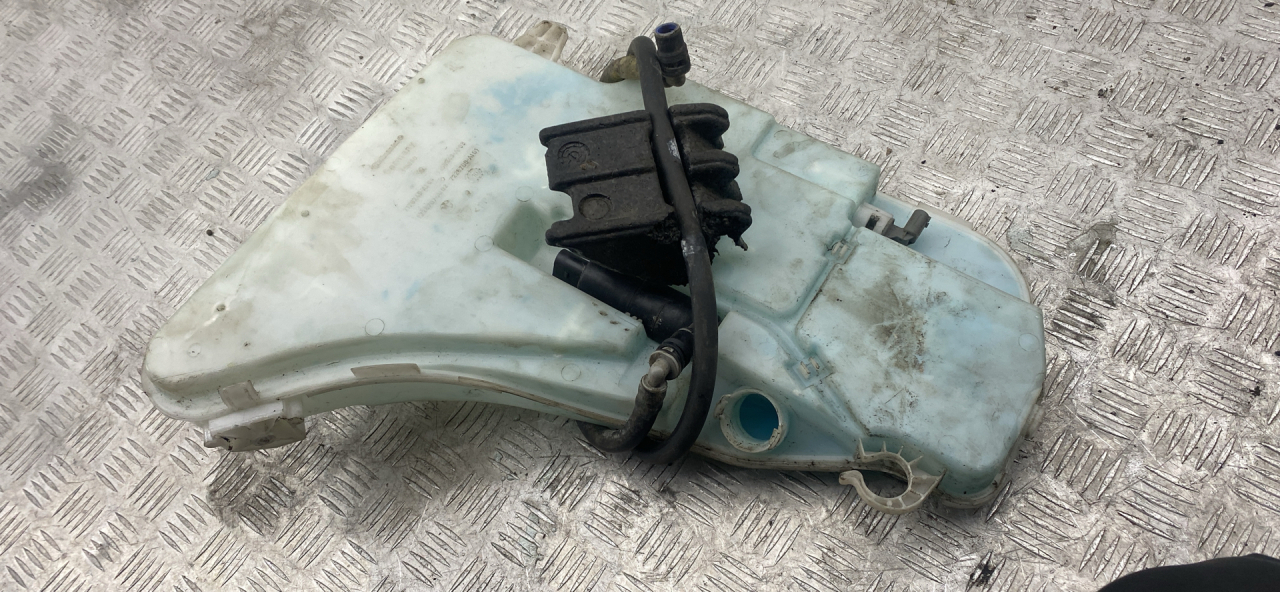 бачок омывателя BMW 5 серия F07/F10/F11 2011, 3.0 л., N57 D30 A, дизель, АКПП, sophistog brillan metallic (a90), универсал, задний привод, правый руль, 7226707 - фото №1