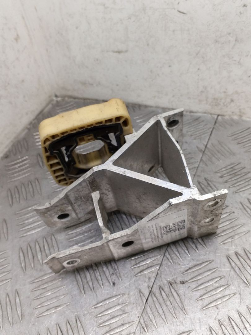 кронштейн радиатора BMW 7 серия G11/G12 G11 2017, 3.0 л., B57 D30 A, дизель, АКПП, carbonschwarz metallic (416), седан, задний привод, правый руль, 51117357215, 7357215 - фото №1