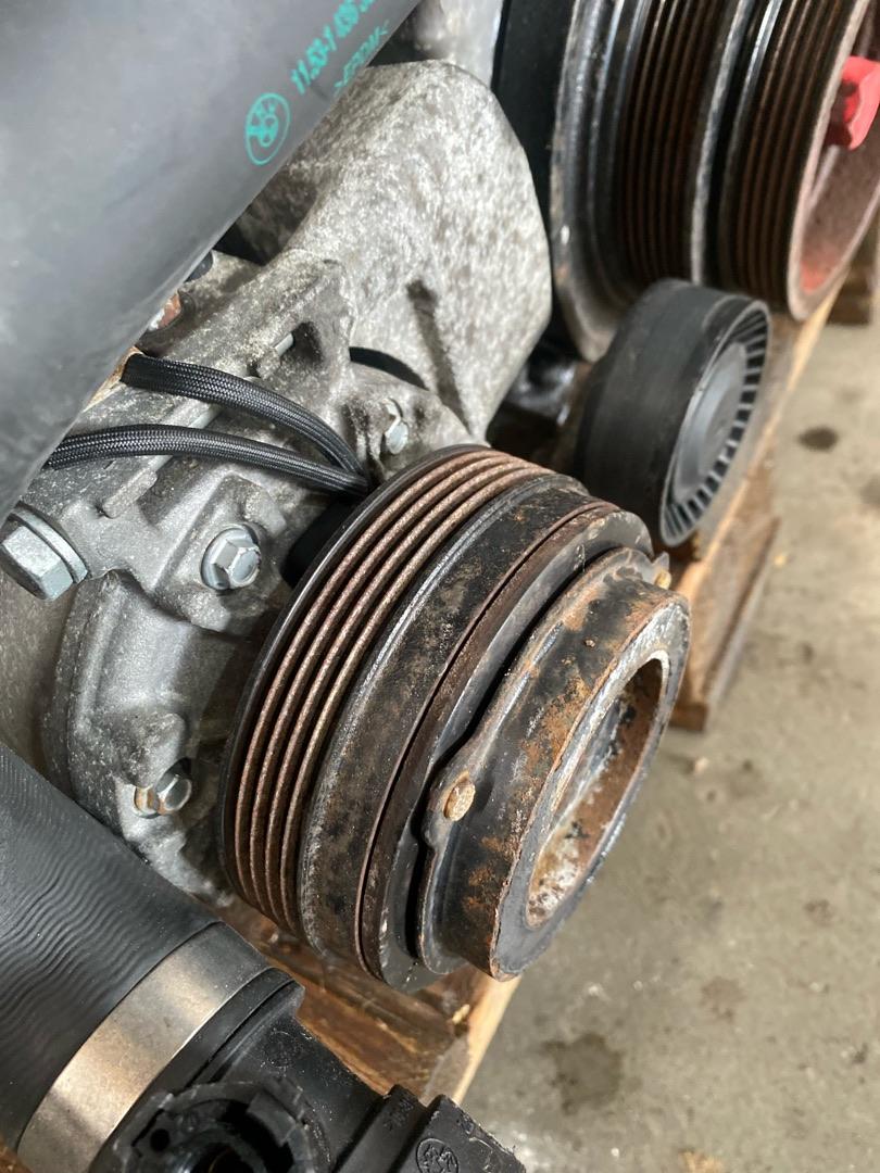 компрессор кондиционера BMW 3 серия E46 (1997 - 2003), 2.2 л., M54 B22 (226S1), бензин, 6910458, 64526910458, 7SBU16C - фото №1