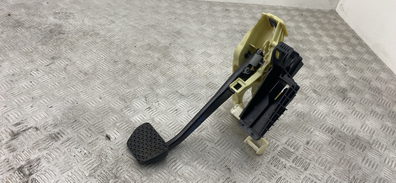 педаль тормоза BMW 5 серия F07/F10/F11 2011, 3.0 л., N57 D30 A, дизель, АКПП, sophistog brillan metallic (a90), универсал, задний привод, правый руль - фото №1