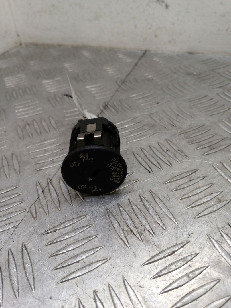 кнопка Airbag BMW 5 серия F07/F10/F11 F10 2011, 3.0 л., N57 D30 A, дизель, АКПП, carbonschwarz metallic (416), седан, задний привод, правый руль, 61319196886 - фото №1