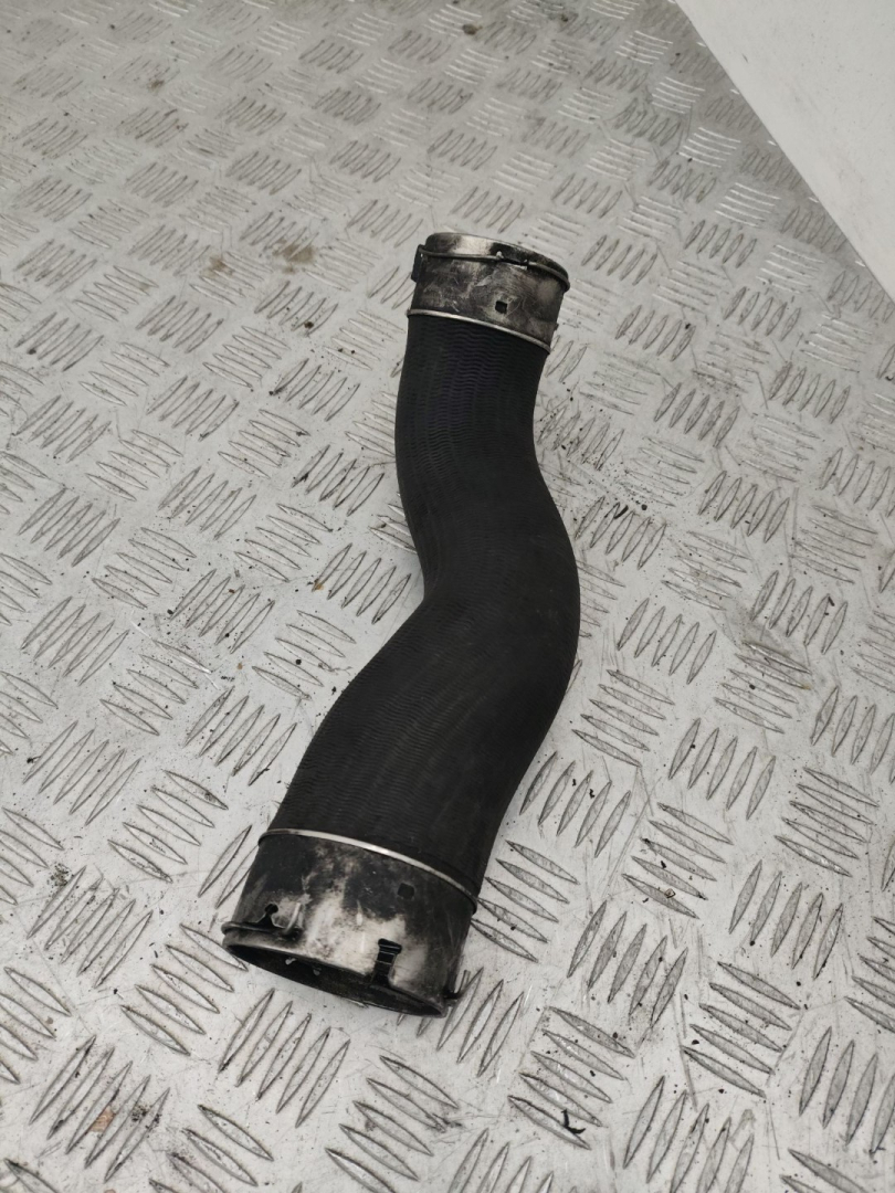 патрубок интеркулера BMW 5 серия F07/F10/F11 F10 2012, 2.5 л., дизель, АКПП, sophistog brillan metall (b90), седан, задний привод, правый руль, 11617810796, 7810796 - фото №1