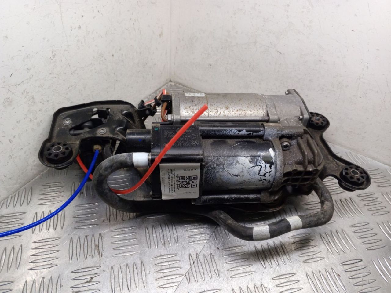 компрессор пневмоподвески BMW X5 F15 2018, 3.0 л., N57 D30 A, дизель, АКПП, carbonschwarz metallic (416), внедорожник 5 дв., полный привод, правый руль, 37206875177, 6875177, 443020023 - фото №1