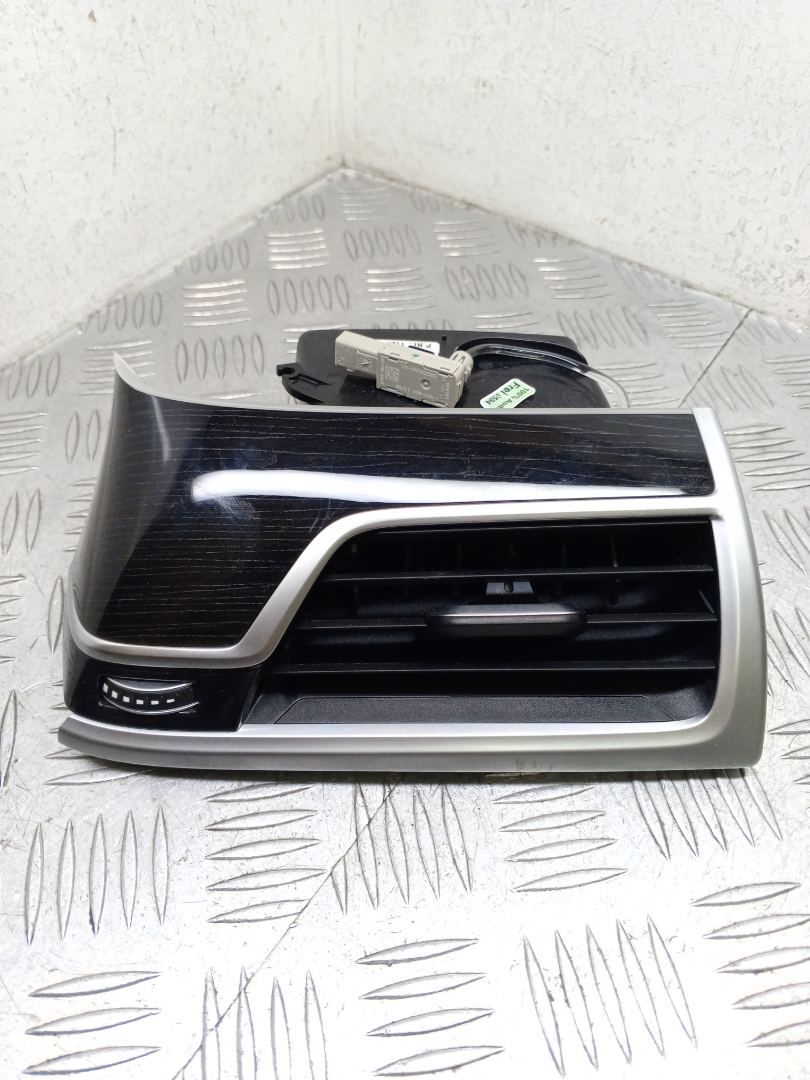 дефлектор обдува салона BMW 7 серия G11/G12 G11 2017, 3.0 л., B57 D30 A, дизель, АКПП, carbonschwarz metallic (416), седан, задний привод, правый руль, 64229299498, 7851825, 9299498 - фото №1