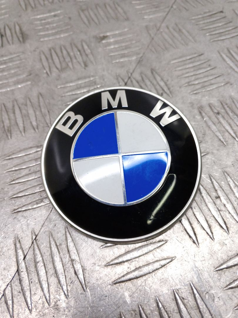 эмблема BMW 5 серия F07/F10/F11 F10 2012, 2.5 л., дизель, АКПП, sophistog brillan metall (b90), седан, задний привод, правый руль, 8132375, 51148132375 - фото №1