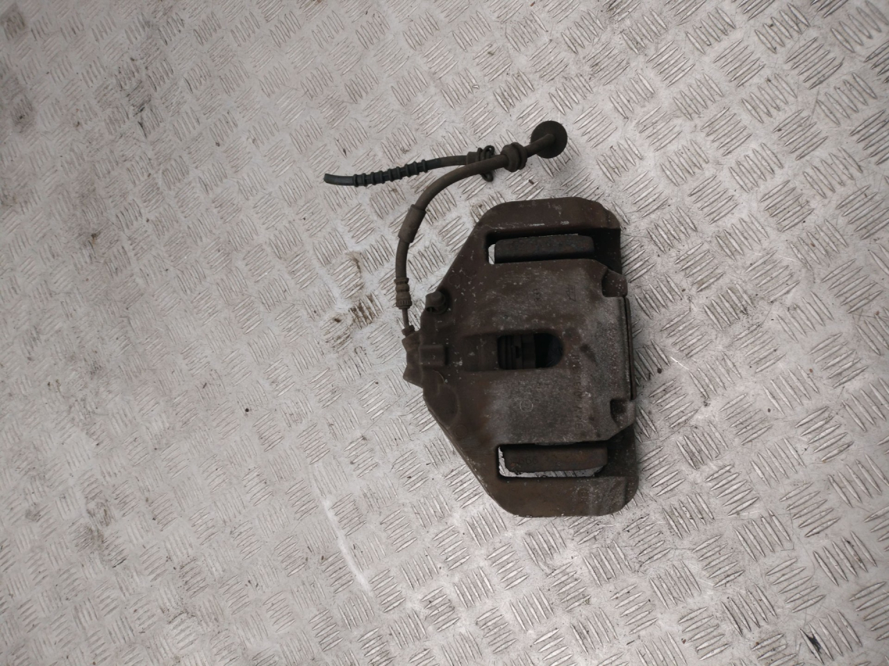 суппорт передний правый BMW 5 серия F07/F10/F11 F10 2012, 2.5 л., дизель, АКПП, sophistog brillan metall (b90), седан, задний привод, правый руль - фото №1