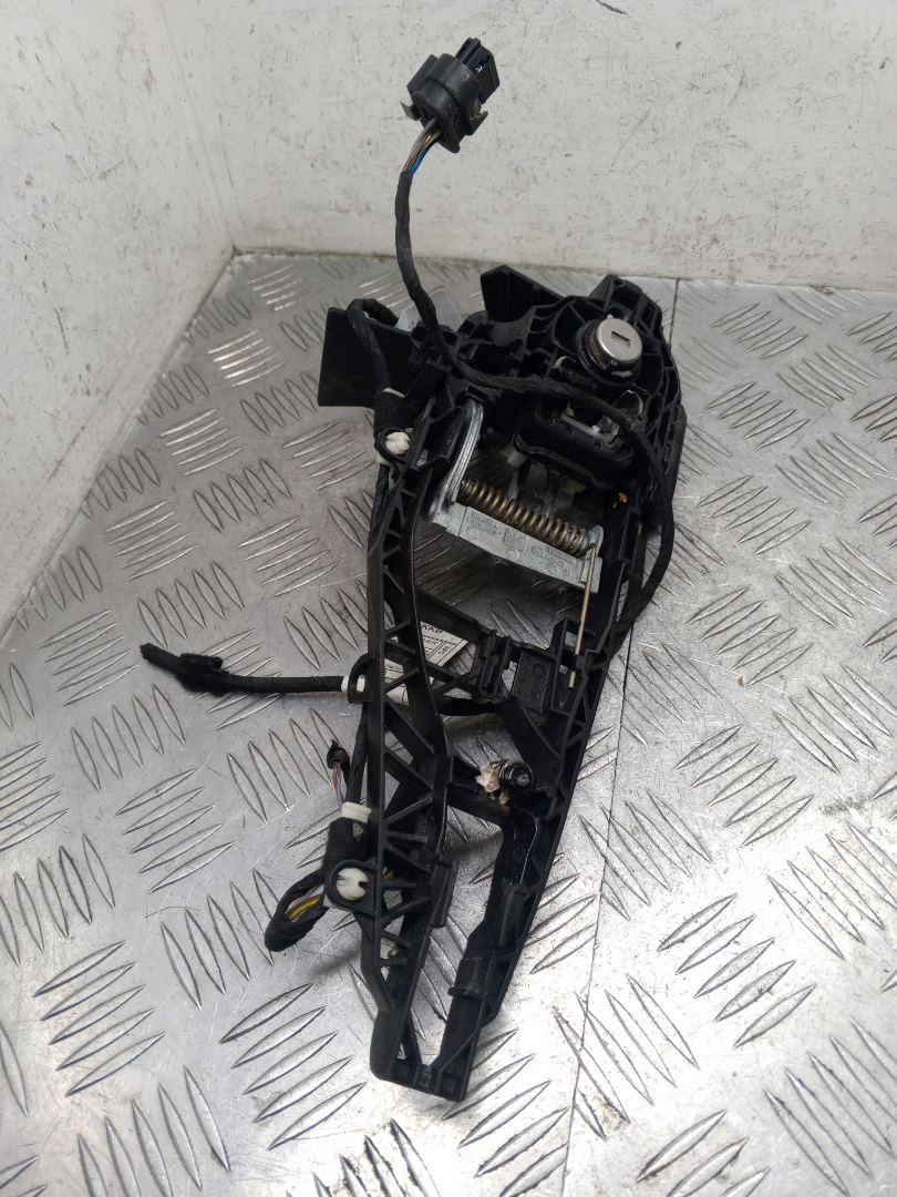 скелет ручки двери передней правой BMW X5 F15 2015, 4.0 л., дизель, АКПП, black sapphire metallic (475), внедорожник 5 дв., полный привод, правый руль, 7304804, 51217304804 - фото №1