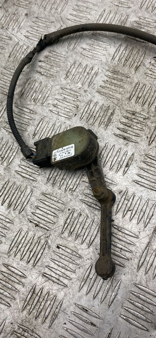 датчик дорожного просвета задний Audi Q7 4L 2007, 3.0 л., BUG, дизель, АКПП, полный привод, правый руль, 7L0616571B - фото №1