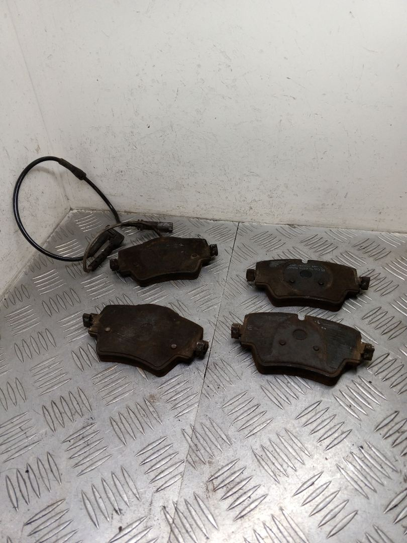 тормозные колодки BMW X1 F48 2016, 2.0 л., B47 C20 A, дизель, МКПП, alpinweiß iii (300), внедорожник 5 дв., полный привод, правый руль - фото №1