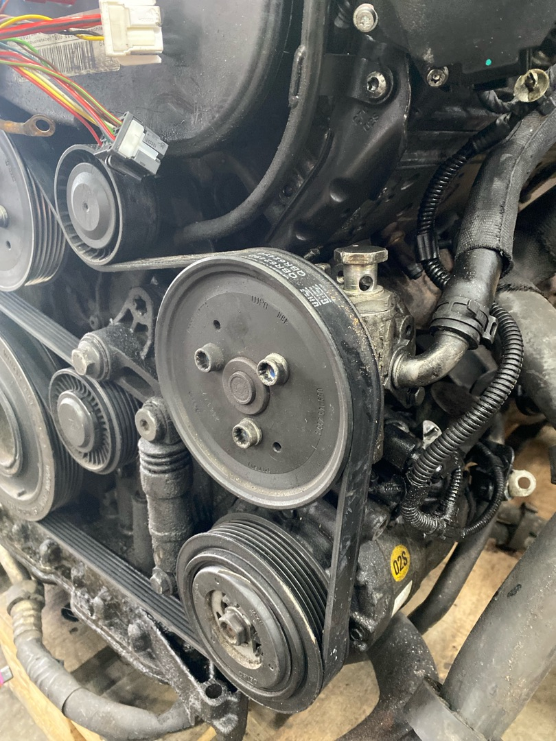 насос гидроусилителя руля Audi Q7 4L 2007, 3.0 л., BUG, дизель, АКПП, полный привод, правый руль - фото №1