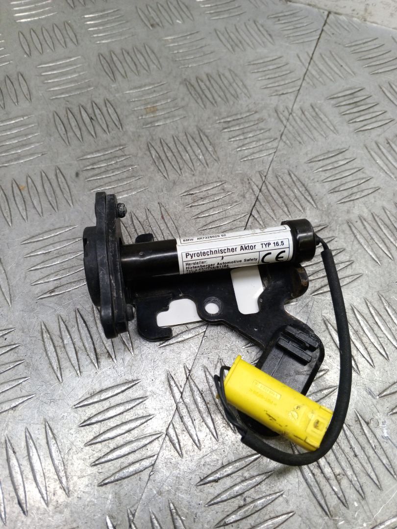 пиропатрон петли капота BMW X5 F15 2017, 3.0 л., N57 D30 B, дизель, АКПП, carbonschwarz metallic (416), внедорожник 5 дв., полный привод, правый руль, 51237326020, 7326020 - фото №1