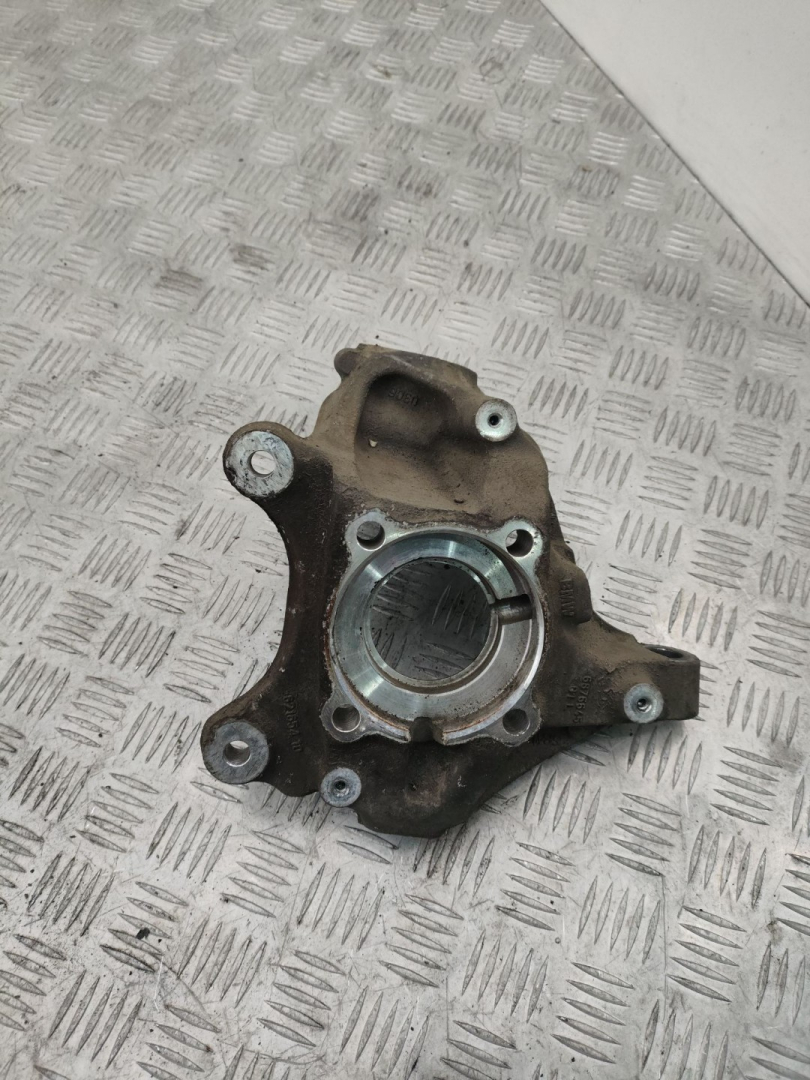 кулак поворотный левый BMW X1 F48 2016, 2.0 л., B47 C20 A, дизель, МКПП, alpinweiß iii (300), внедорожник 5 дв., полный привод, правый руль, 31216876645, 6876645 - фото №1