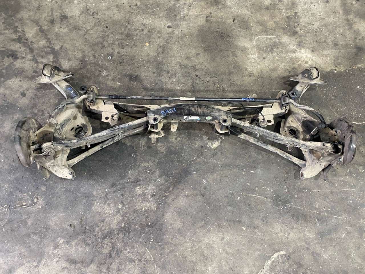 балка подвески задняя BMW X1 F48 2016, 2.0 л., B47 C20 A, дизель, МКПП, alpinweiß iii (300), внедорожник 5 дв., полный привод, правый руль, 33316862558, 6862558 - фото №1