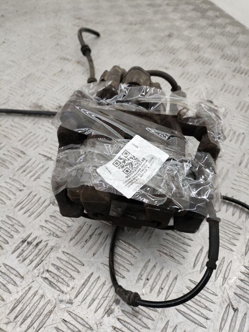 суппорт задний правый BMW X1 F48 2016, 2.0 л., B47 C20 A, дизель, МКПП, alpinweiß iii (300), внедорожник 5 дв., полный привод, правый руль, 34206883034, 34216860008, 6860008, 6883034 - фото №1