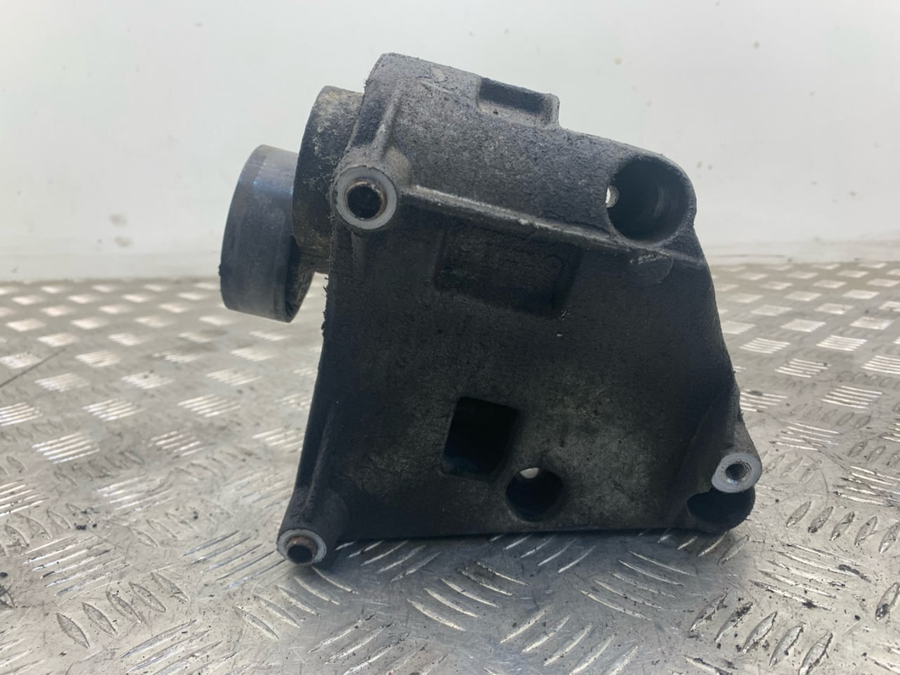 кронштейн компрессора кондиционера BMW X3 E83 2006, 2.5 л., M54 B25 (256S5), бензин, АКПП, 64557512556 - фото №1