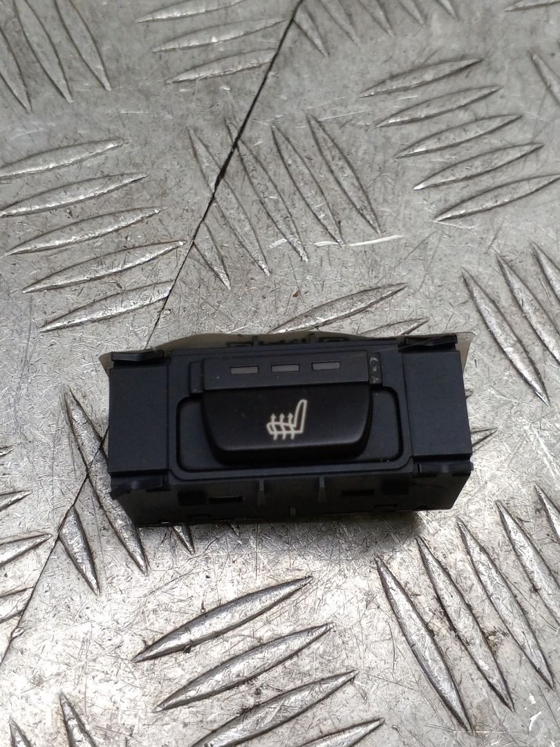 кнопка обогрева сидений BMW X5 F15 2017, 3.0 л., N57 D30 B, дизель, АКПП, carbonschwarz metallic (416), внедорожник 5 дв., полный привод, правый руль, 61319384805, 9384805 - фото №1