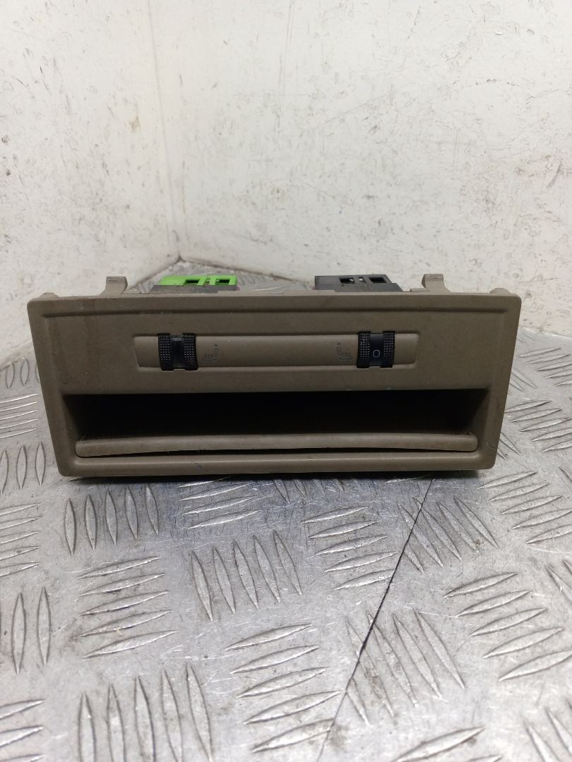 кнопка обогрева сидений Audi Q7 4L 2007, 3.0 л., BUG, дизель, АКПП, полный привод, правый руль, 8E0963563 - фото №1