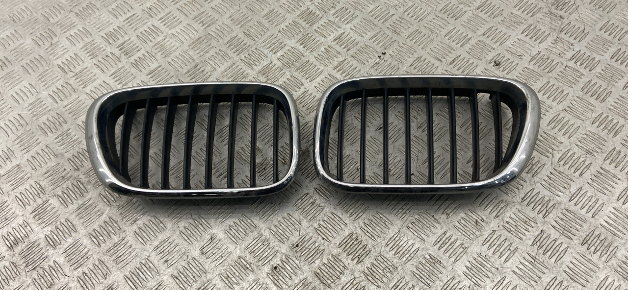 решетка радиатора BMW X5 E53 2003, 3.0 л., M54 B30 (306S3), бензин, АКПП, внедорожник 5 дв., полный привод, 51138247673, 51138247674, 8247673, 8247674 - фото №1