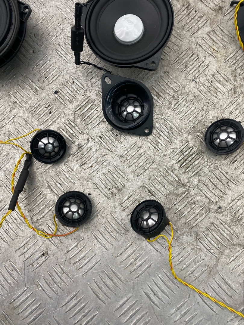 комплект акустики BMW X1 F48 2016, 2.0 л., B47 C20 A, дизель, МКПП, alpinweiß iii (300), внедорожник 5 дв., полный привод, правый руль, 6801346 - фото №1