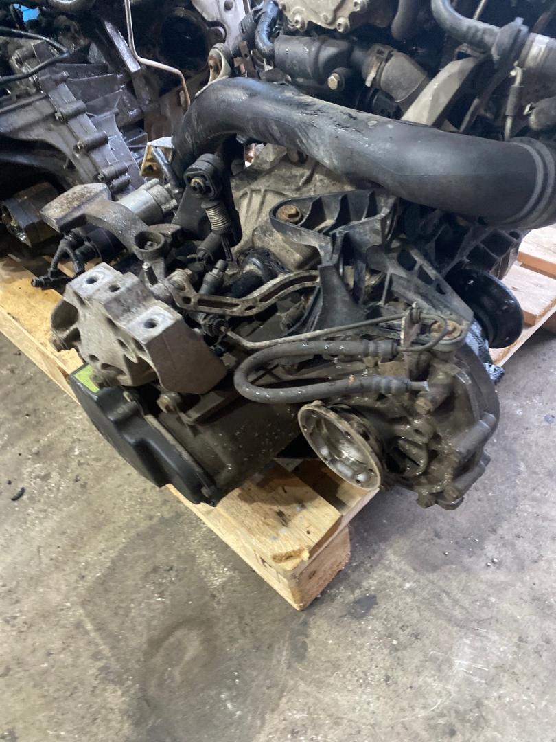 КПП механическая (МКПП) Volkswagen Caddy 3 поколение 2008, 1.9 л., BLS, дизель, МКПП - фото №1