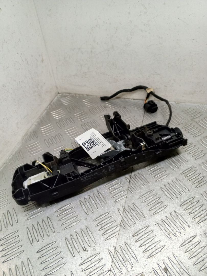 скелет ручки двери передней левой Mercedes-Benz C AMG W205 2017, 4.0 л., M 177.980, бензин, АКПП, 197, седан, задний привод, правый руль, A0997602100 - фото №1