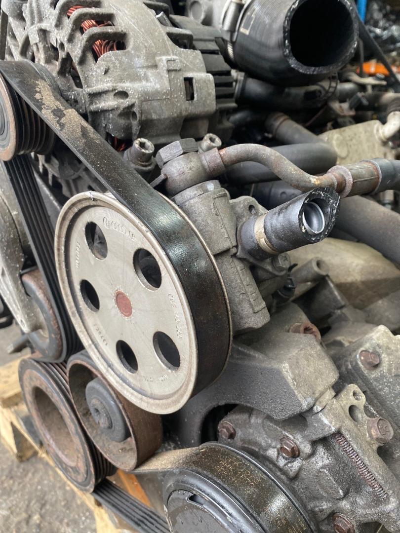 насос гидроусилителя руля Audi A4 B7 2007, 2.0 л., BUL, бензин, МКПП, 8E0145153J - фото №1