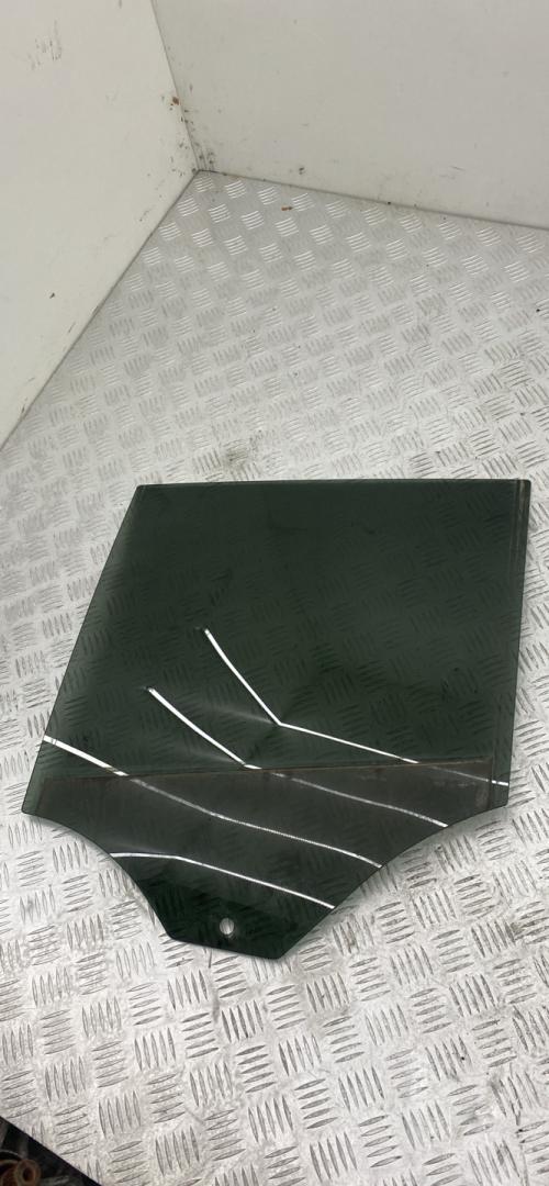 стекло двери задней левой BMW X1 F48 2016, 2.0 л., B47 C20 A, дизель, МКПП, alpinweiß iii (300), внедорожник 5 дв., полный привод, правый руль - фото №1