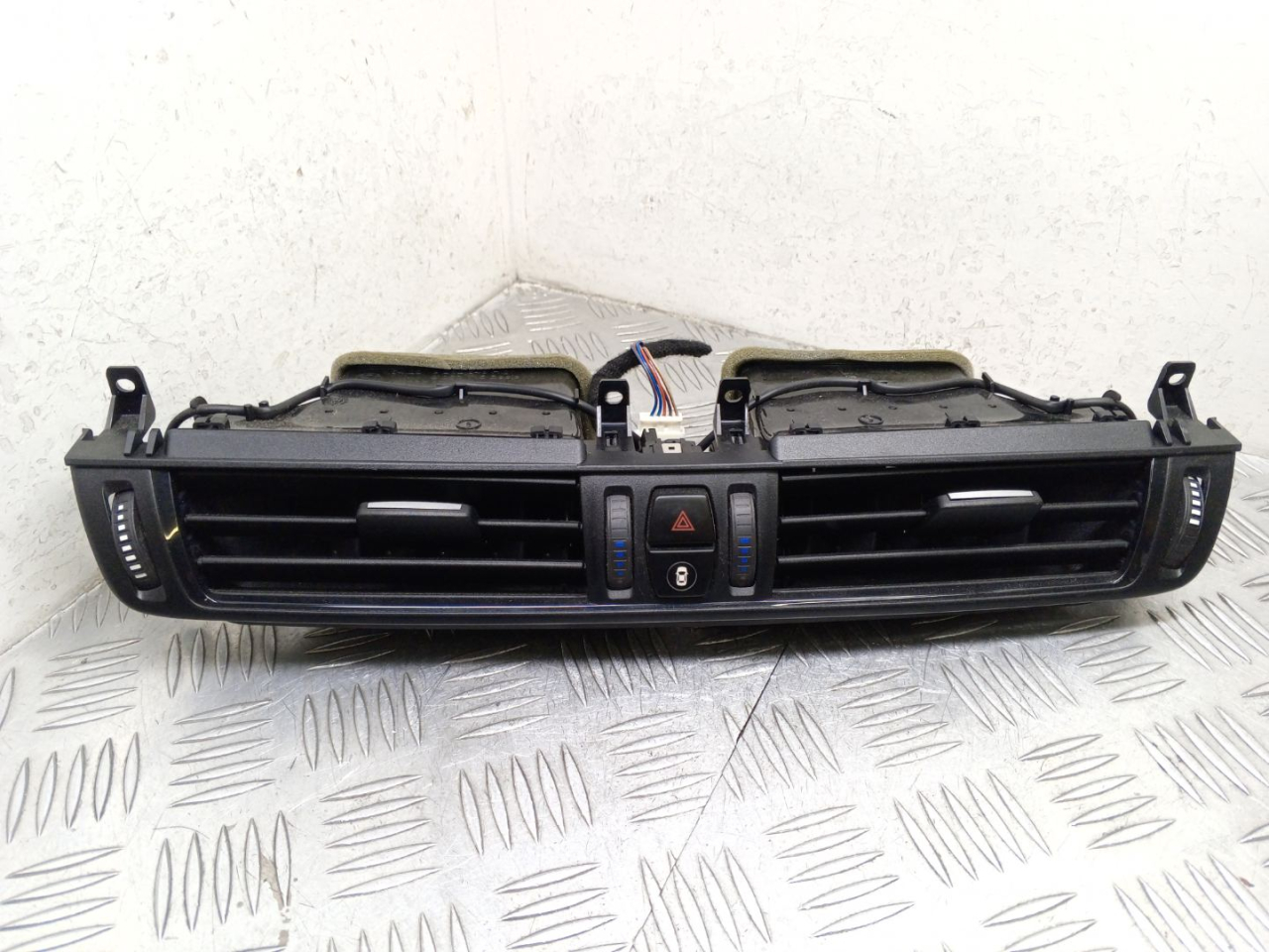 дефлектор обдува салона BMW X5 F15 2018, 3.0 л., N57 D30 A, дизель, АКПП, carbonschwarz metallic (416), внедорожник 5 дв., полный привод, правый руль, 9252648, 64229252648 - фото №1