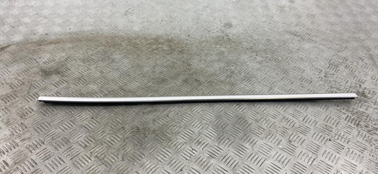 молдинг стекла BMW X1 F48 2016, 2.0 л., B47 C20 A, дизель, МКПП, alpinweiß iii (300), внедорожник 5 дв., полный привод, правый руль - фото №1