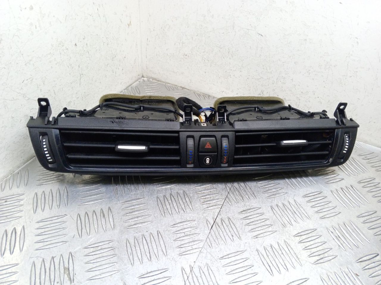 дефлектор обдува салона BMW X5 M F85 2018, 4.4 л., S63 B44 B, бензин, АКПП, внедорожник 5 дв., полный привод, правый руль, 9252648, 64229252648 - фото №1