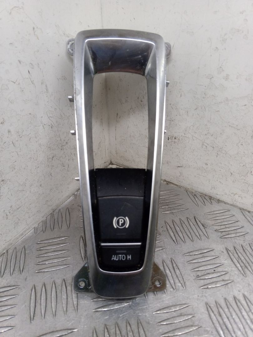 кнопка ручного тормоза (ручника) BMW X5 M F85 2018, 4.4 л., S63 B44 B, бензин, АКПП, внедорожник 5 дв., полный привод, правый руль, 61316822520, 6822520 - фото №1