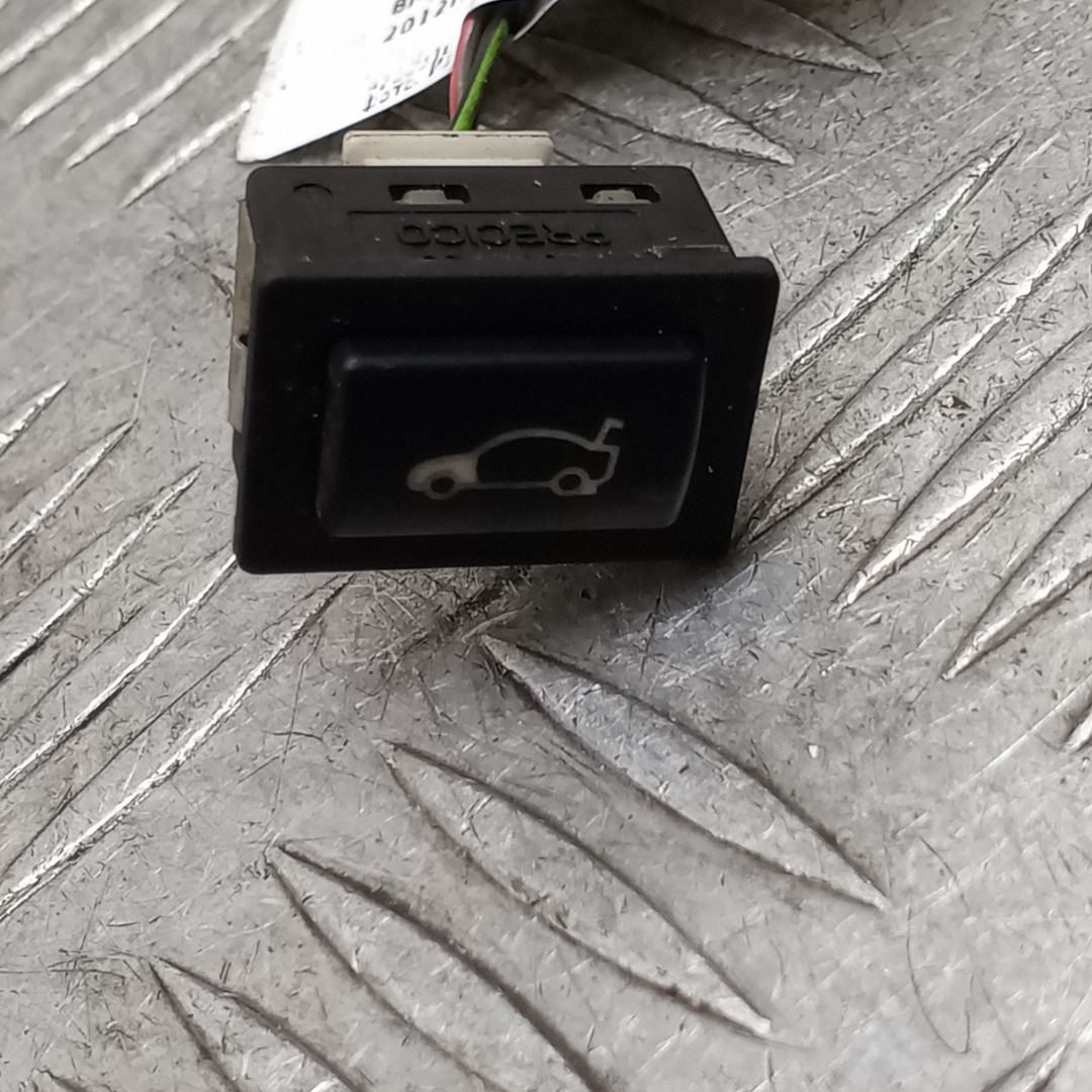 кнопка открытия багажника BMW 5 серия F07/F10/F11 F10 2012, 2.5 л., дизель, АКПП, sophistog brillan metall (b90), седан, задний привод, правый руль, 9200316, 61319200316 - фото №1