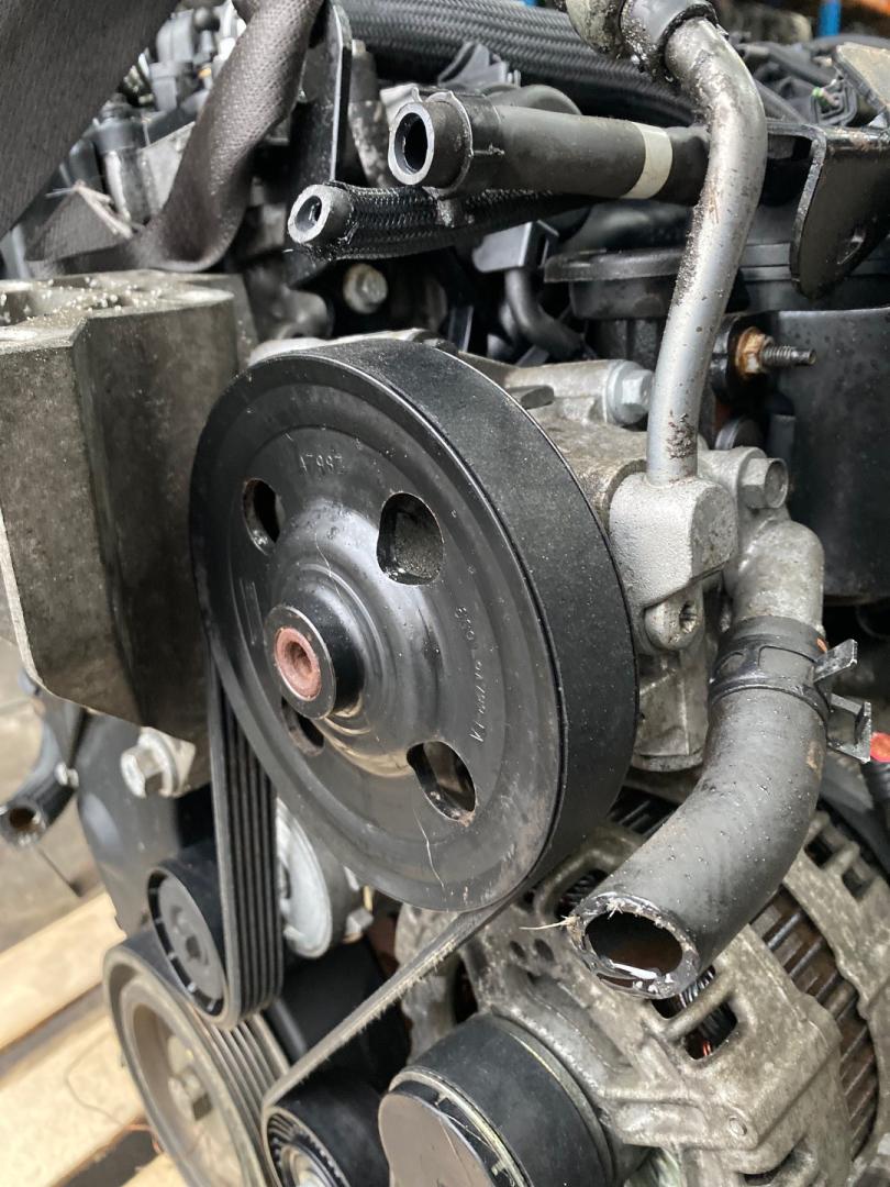 насос гидроусилителя руля Land Rover Freelander 2 поколение 2007, 2.2 л., 224DT, дизель, МКПП, 6G913A696EE - фото №1