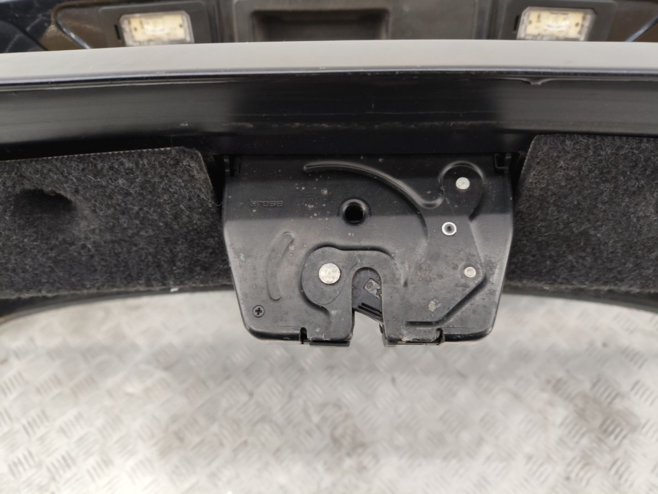 замок багажника BMW 5 серия F07/F10/F11 F10 2011, 3.0 л., N57 D30 A, дизель, АКПП, carbonschwarz metallic (416), седан, задний привод, правый руль - фото №1