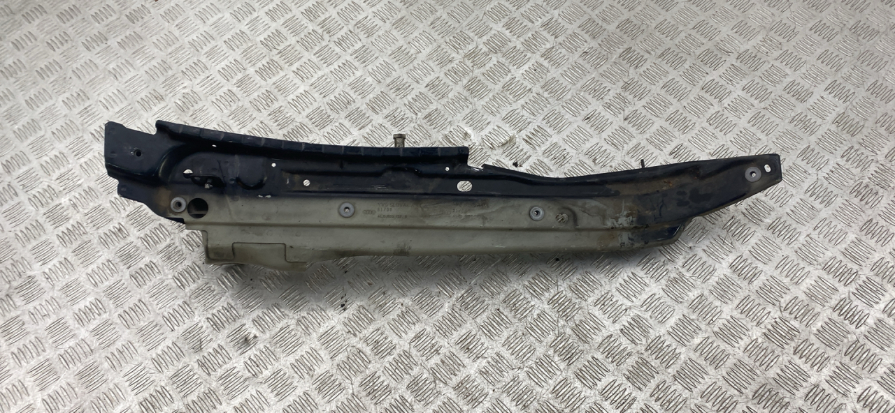 крепление ( кронштейн ) крыла Audi Q7 4L 2007, 3.0 л., BUG, дизель, АКПП, полный привод, правый руль, 4L0805157B - фото №1