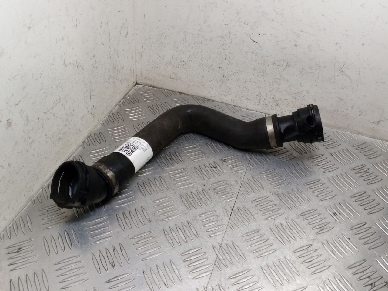 патрубок радиатора BMW 5 серия E60/E61 2007, 2.0 л., M47N 204 D4, дизель, черный, универсал, 204D4, M47N204D4, M47N2, M47N, 17127789722, 7789722 - фото №1