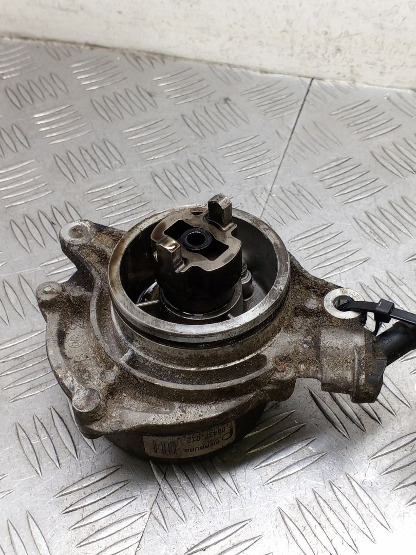 насос вакуумный BMW 5 серия E60/E61 2007, 2.0 л., M47N 204 D4, дизель, черный, универсал, 7791232, 11667791232, 204D4, M47N204D4, M47N2, M47N - фото №1