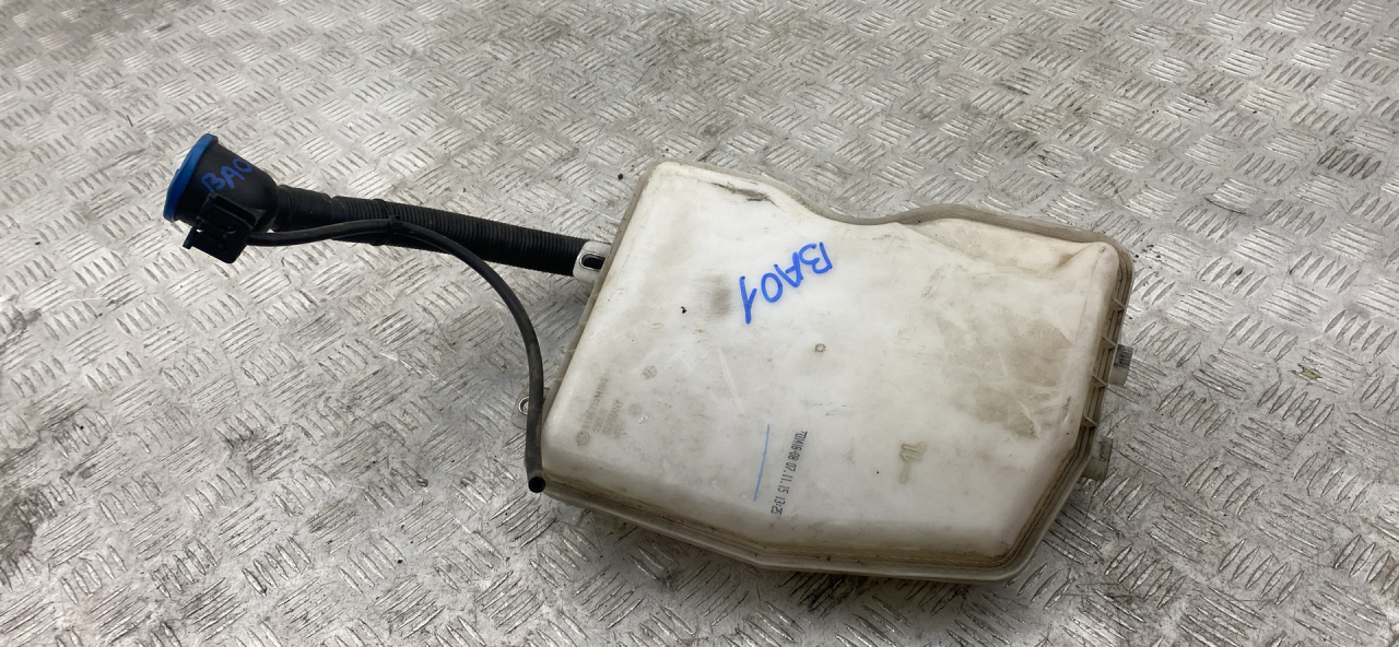 бачок омывателя BMW X1 F48 2016, 2.0 л., B47 C20 A, дизель, МКПП, alpinweiß iii (300), внедорожник 5 дв., полный привод, правый руль, 61667331418, 7331418 - фото №1