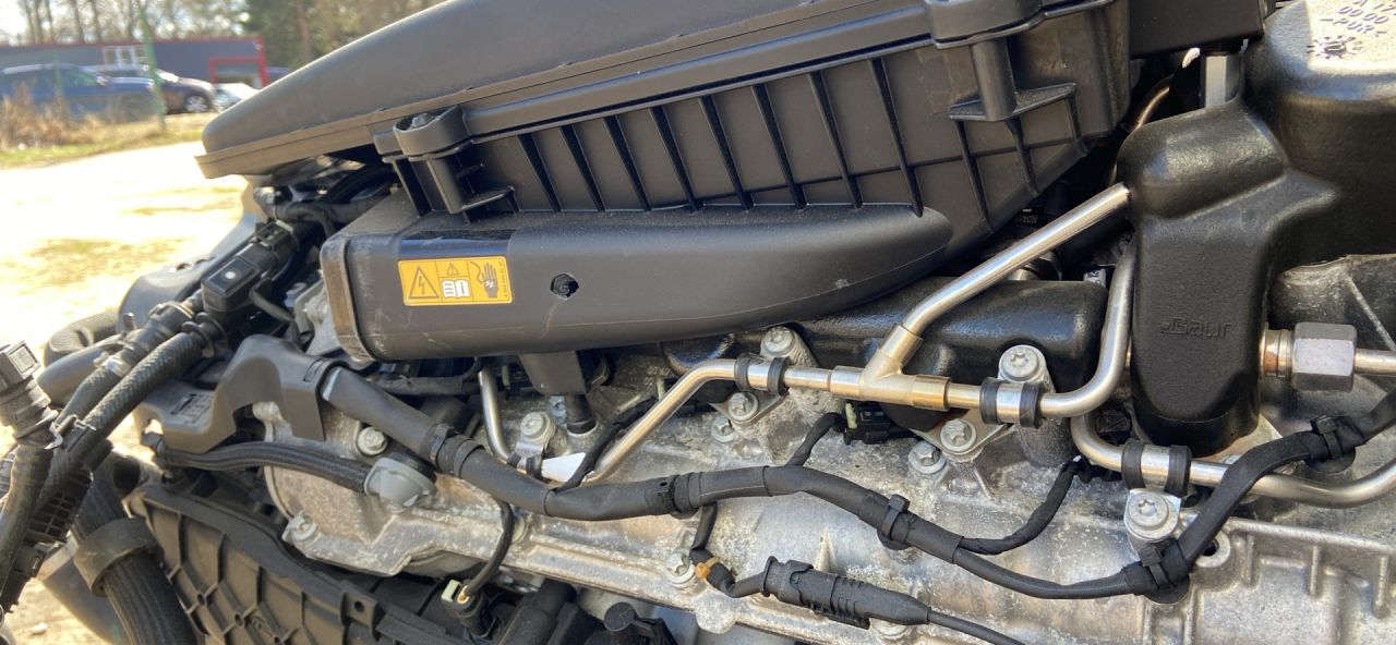 топливная рампа Mercedes-Benz C AMG W205 2017, 4.0 л., M 177.980, бензин, АКПП, 197, седан, задний привод, правый руль - фото №1