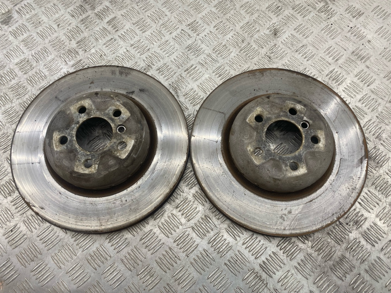 диск тормозной задний BMW 7 серия G11/G12 G11 2017, 3.0 л., B57 D30 A, дизель, АКПП, carbonschwarz metallic (416), седан, задний привод, правый руль - фото №1