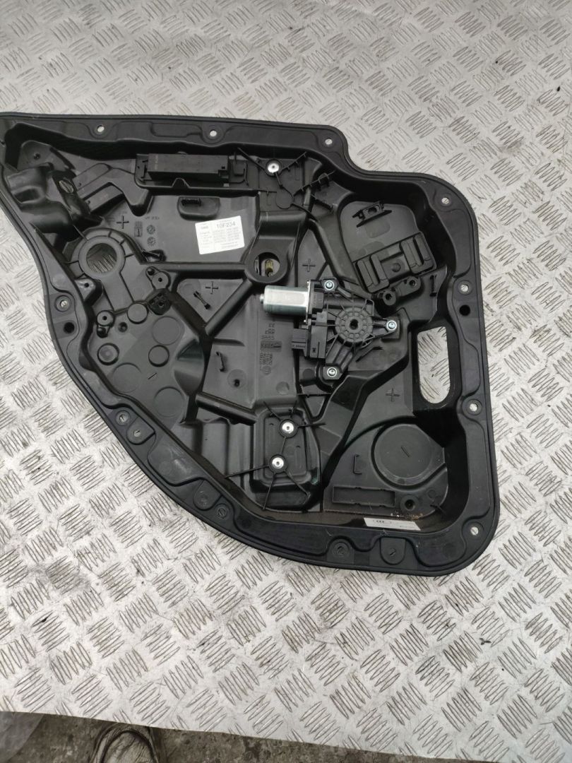 стеклоподъемник задний левый Mercedes-Benz C AMG W205 2017, 4.0 л., M 177.980, бензин, АКПП, 197, седан, задний привод, правый руль - фото №1