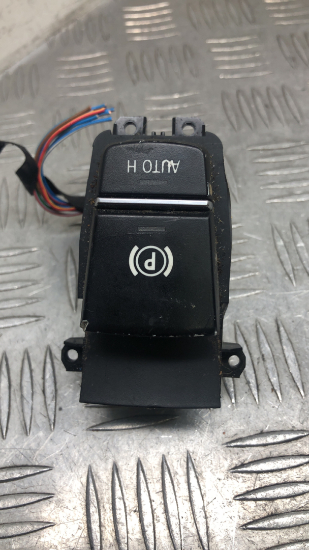 кнопка ручного тормоза (ручника) BMW 5 серия F07/F10/F11 F10 2011, 3.0 л., N57 D30 A, дизель, АКПП, carbonschwarz metallic (416), седан, задний привод, правый руль, 61319217594 - фото №1