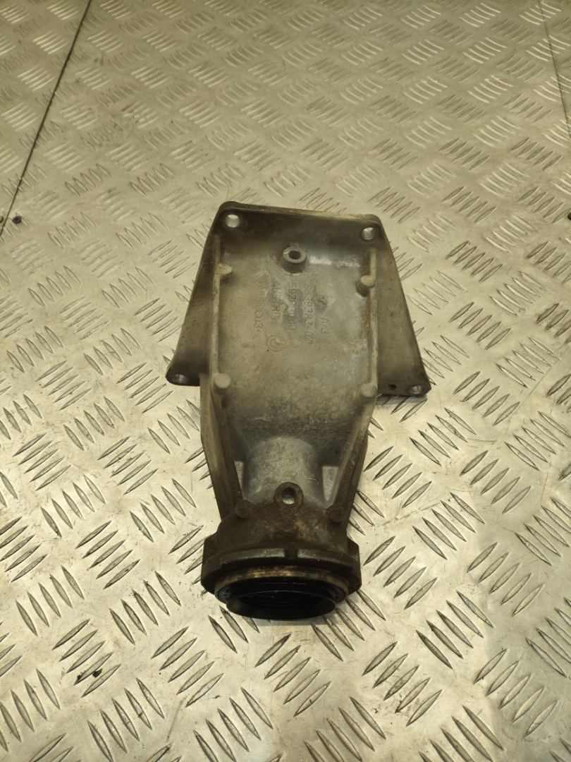 кронштейн полуоси BMW 5 серия G30/G31 G30 2019, 3.0 л., B58 B30 A, бензин, АКПП, bluestone metallic (c2y), седан, полный привод, правый руль, 31508639382, 8639382, 8639383 - фото №1