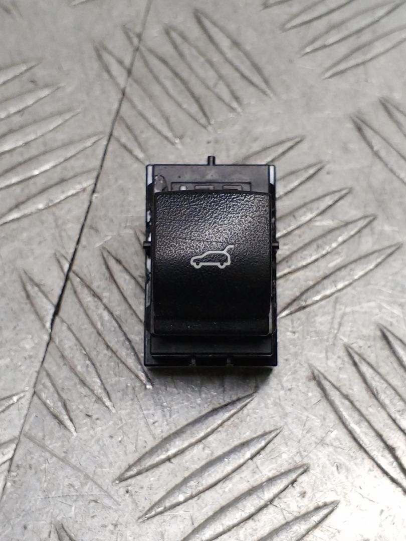 кнопка открытия багажника BMW X5 F15 2018, 3.0 л., N57 D30 A, дизель, АКПП, carbonschwarz metallic (416), внедорожник 5 дв., полный привод, правый руль, 61319318704, 9318704 - фото №1