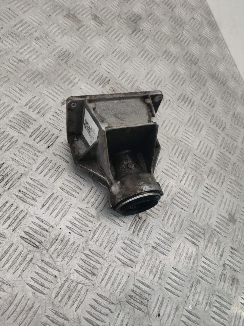 кронштейн полуоси BMW 3 серия F30/F31/F34 2014, 2.0 л., N20 B20 A, бензин, АКПП, 7601996, 31507601996 - фото №1