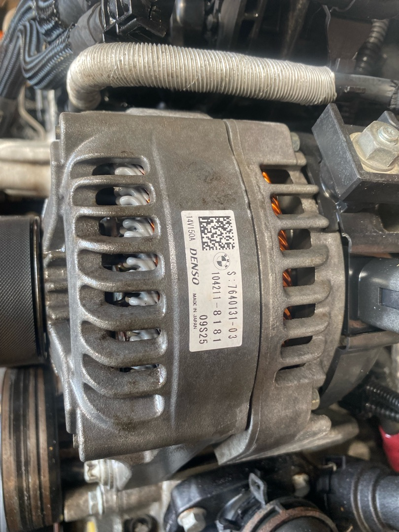 генератор BMW X1 F48 2016, 2.0 л., B47 C20 A, дизель, МКПП, alpinweiß iii (300), внедорожник 5 дв., полный привод, правый руль, 7640131, 12317640132, 12317640875, 7640875 - фото №1