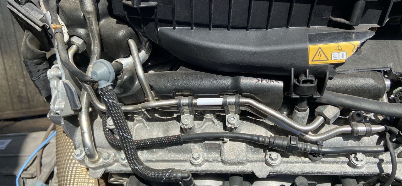 топливная рампа Mercedes-Benz C AMG W205 2017, 4.0 л., M 177.980, бензин, АКПП, 197, седан, задний привод, правый руль, A1772260500 - фото №1