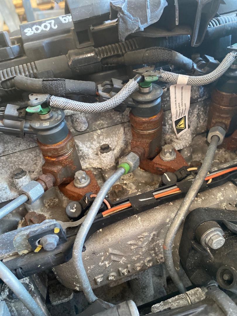 форсунка Peugeot 2008 1 поколение 2014, 1.6 л., 9HP (DV6DTED), дизель, МКПП, 0445110340 - фото №1