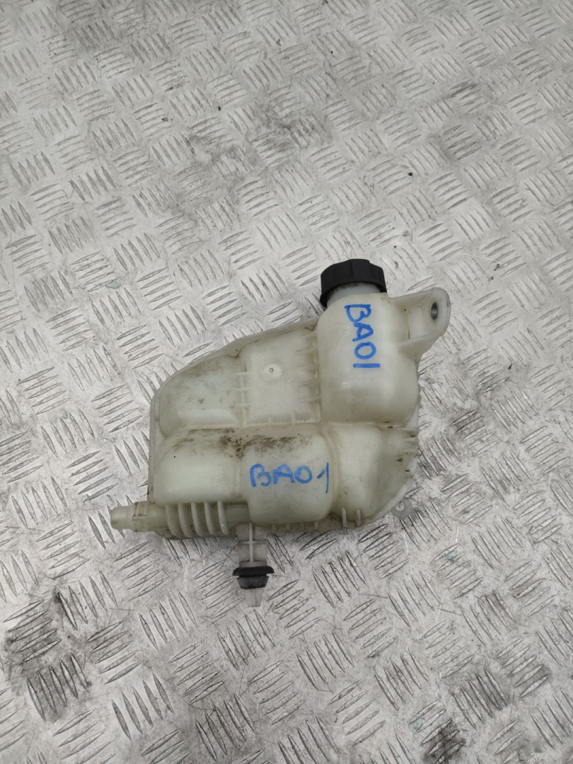 бачок расширительный BMW X1 F48 2016, 2.0 л., B47 C20 A, дизель, МКПП, alpinweiß iii (300), внедорожник 5 дв., полный привод, правый руль, 17137617362, 7617362 - фото №1