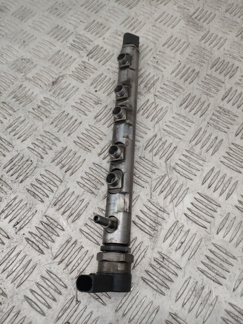 топливная рампа BMW 5 серия F07/F10/F11 F10 2012, 2.5 л., дизель, АКПП, sophistog brillan metall (b90), седан, задний привод, правый руль, 7800601, 13537800601 - фото №1